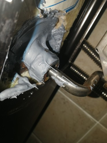 金属管道渗漏怎么修复?用奕合耐高温防水工业修补剂