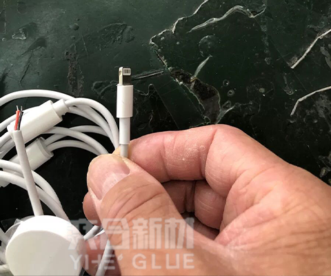 数据线保护套用什么胶水能粘住?用奕合369PVC塑料瞬间胶