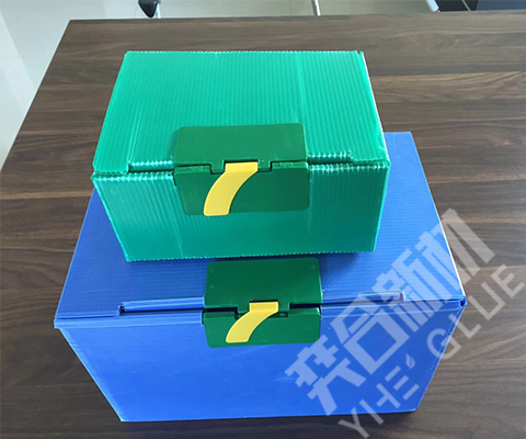 粘接PP中空板用什么胶水？用奕合YH-8281PP塑料专用胶水不发白免处理