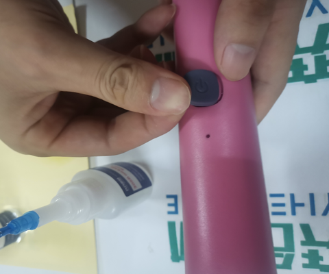 电动牙刷按键硅胶粘接ABS用什么胶水？用奕合硅胶专用瞬间胶水
