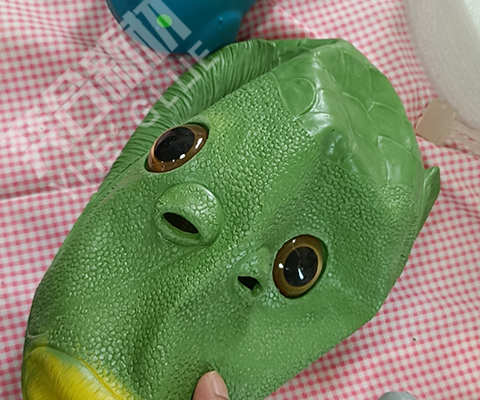 PVC吸塑片粘PVC用什么胶水？奕合无白化瞬间胶水解决客户玩具娃娃眼睛粘接问题