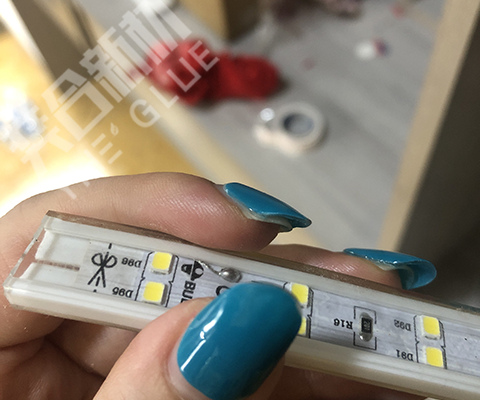 粘led灯条用的是什么胶水？用奕合牌免处理粘tpu专用胶水粘接牢固