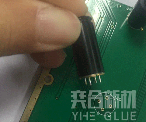 金属粘PCB用什么胶水？奕合金属快干胶解决金属粘PCB问题