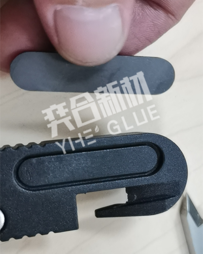 尼龙粘铁用什么胶水？推荐奕合透明无白化高性能塑料快干胶水