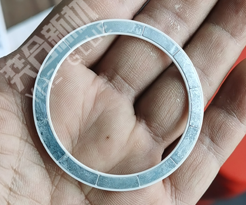 磁铁粘在塑料上用什么胶水？