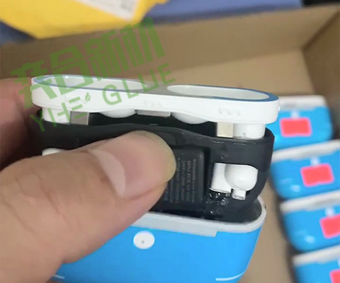 苹果蓝牙耳机粘接如何选择合适的胶水?透明无气味环氧AB胶_奕合胶业