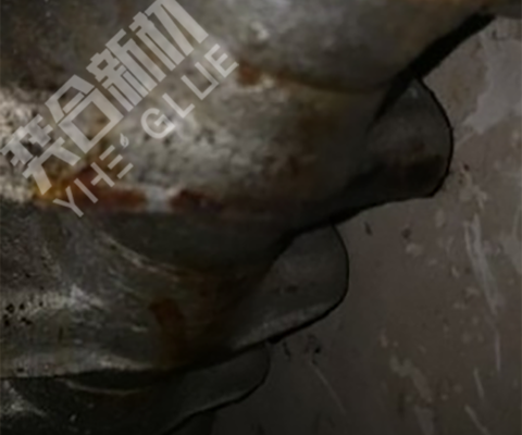 铸铁管漏水怎么修补？ 奕合牌铸铁管专用修补剂现场施工免除拆卸的管道修补胶
