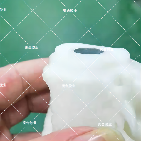 磁铁粘pvc搪胶胶水，pvc搪胶橡胶粘塑料用的快干强力胶水