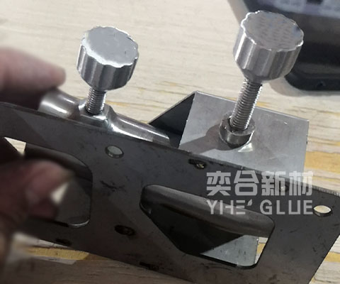 不锈钢螺丝粘接用什么胶水?奕合牌金属螺纹胶粘接高强度